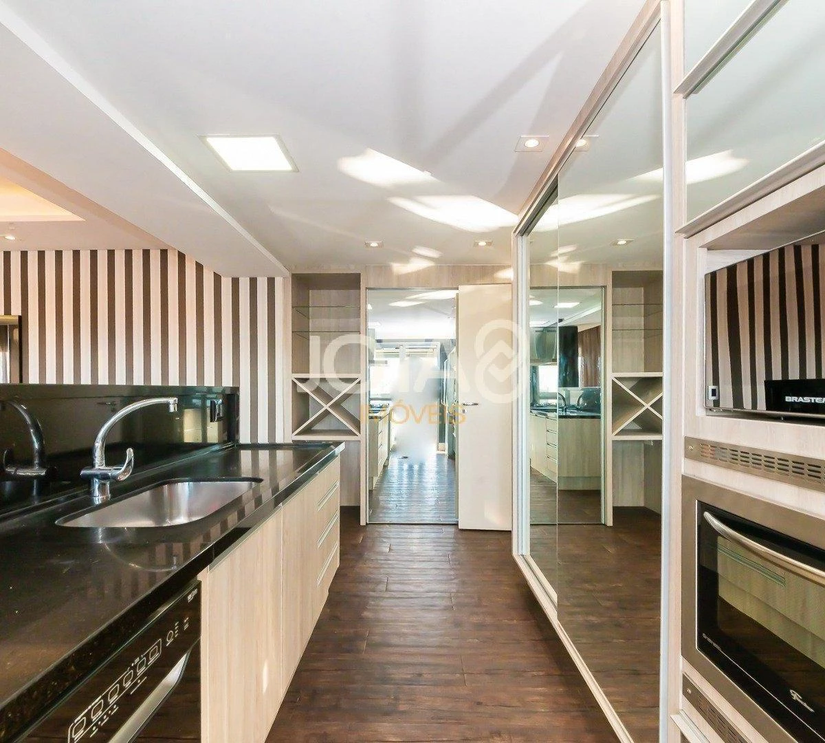 Apartment with 3 en-suite bedrooms and enclosed balcony — photo 8