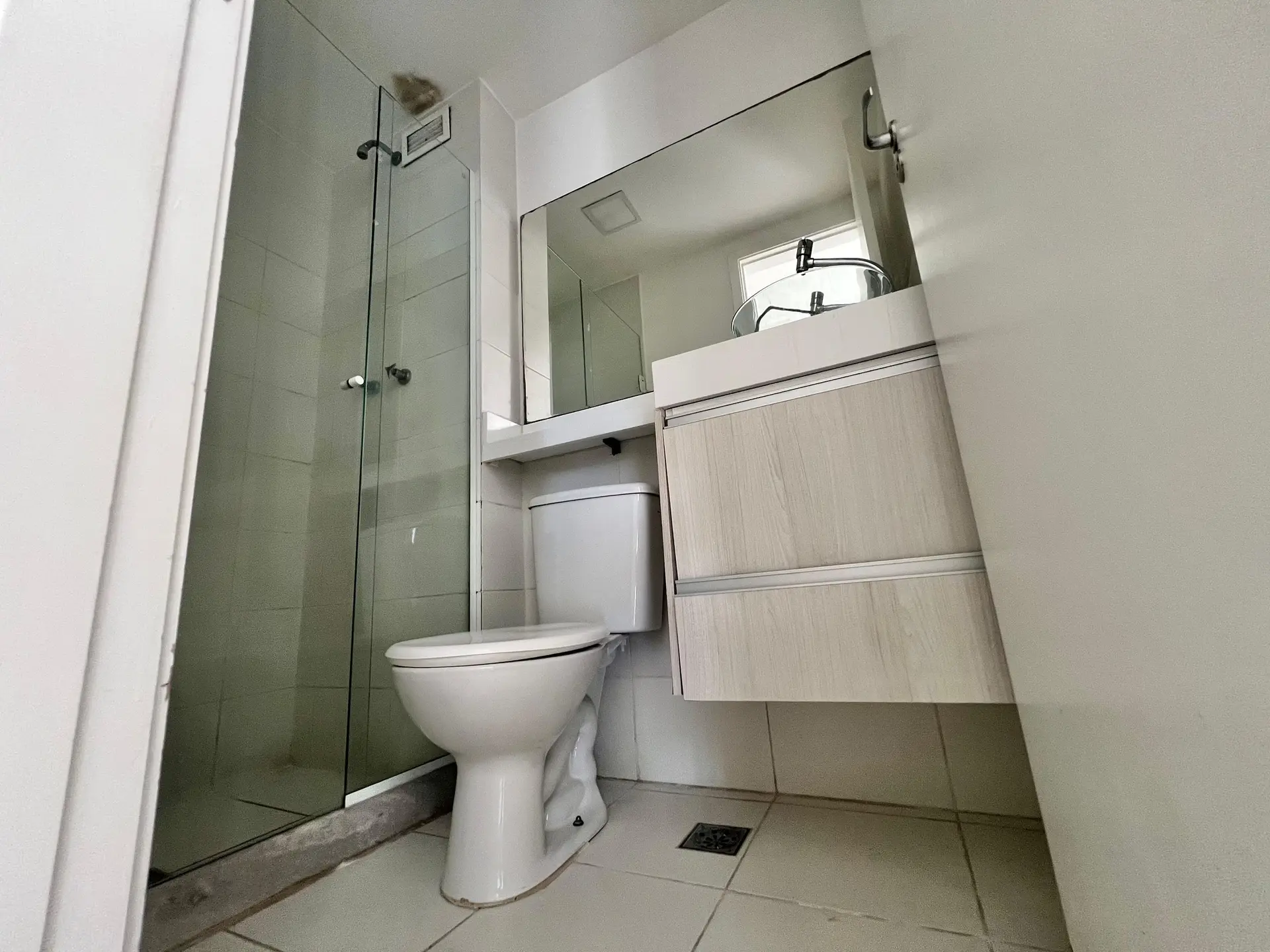 Apartamento mobiliado de 2 quartos com piscina no condomínio