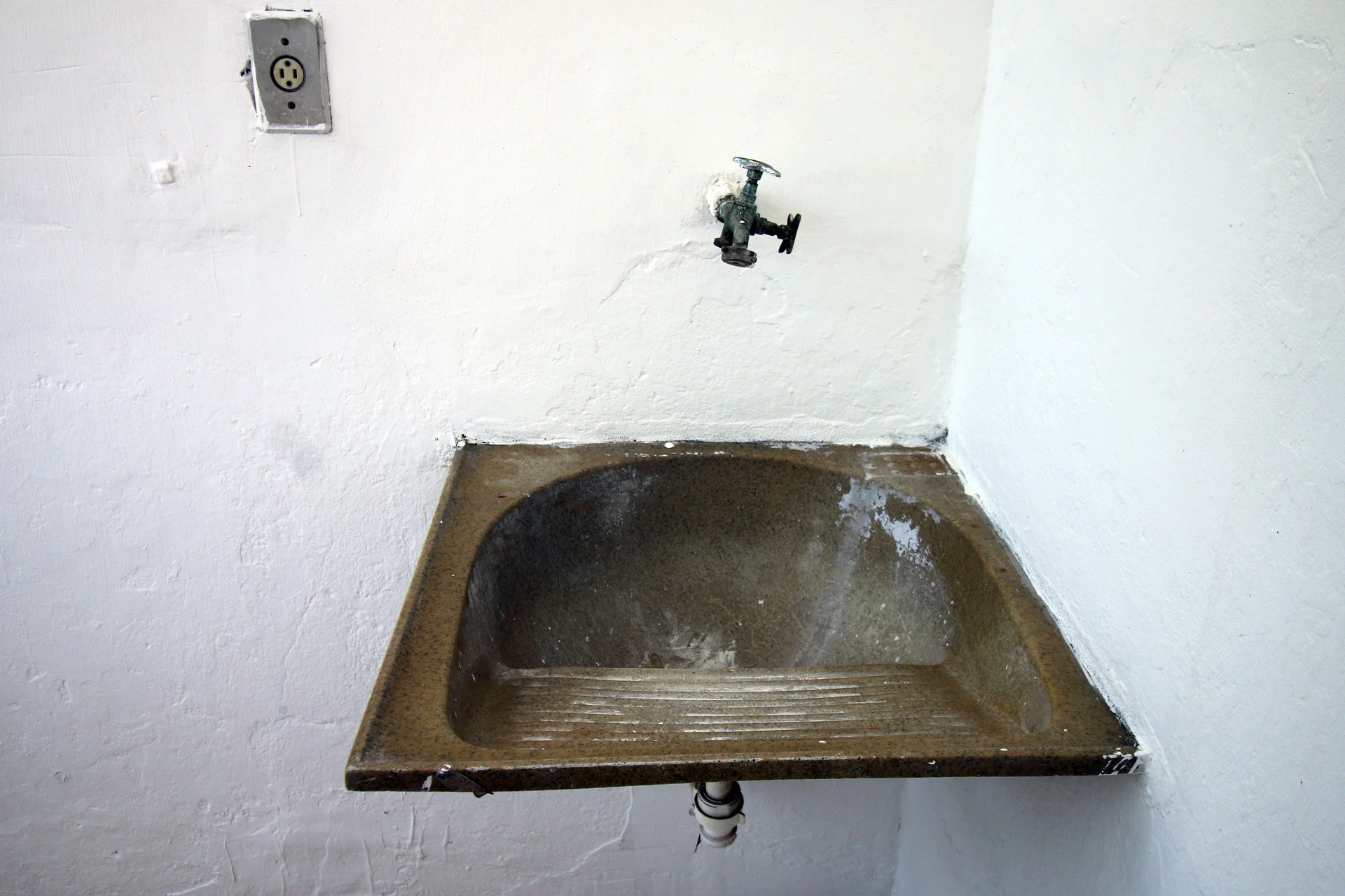 2-bedroom apartment with 1 bathroom and no parking
