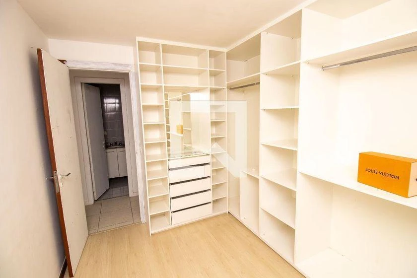 2-bedroom apartment in a building with a gym — photo 18