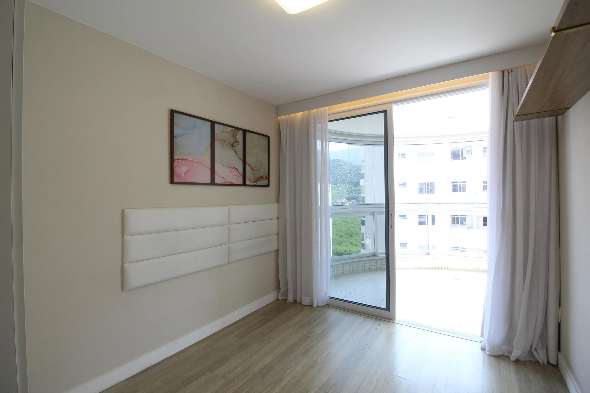 Balcony with a grill in a 2-bedroom apartment, 90 m² — photo 3