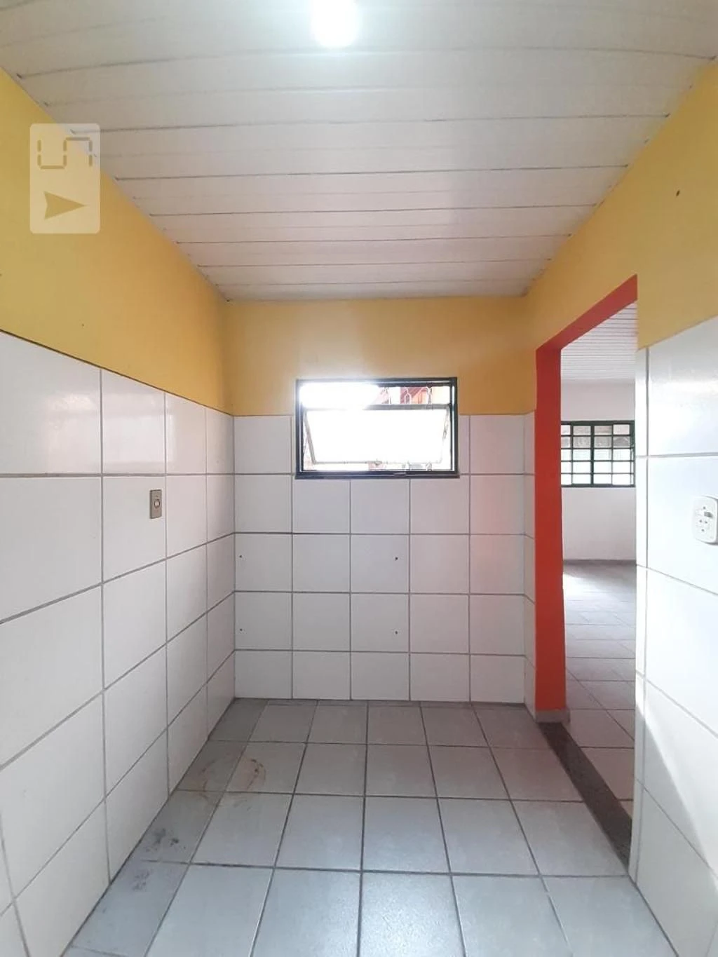 Apartamento sem mobília com cozinha fechada e armários — photo 11