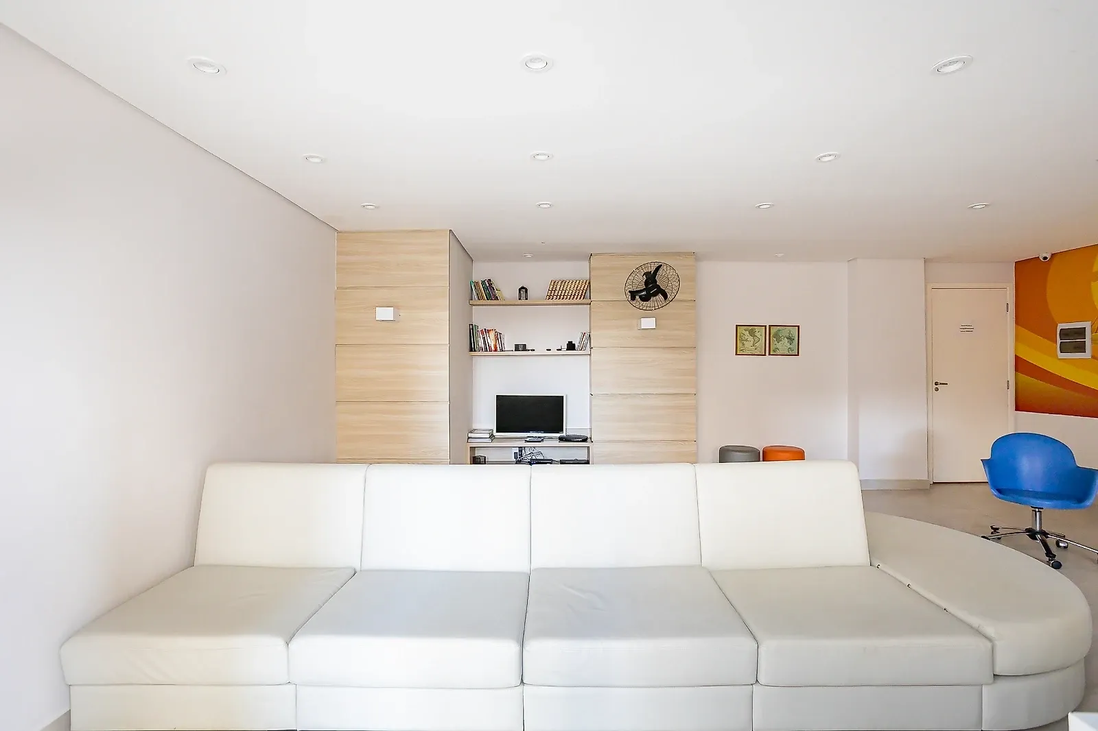 2-bedroom 63 m² apartment with a glass balcony — photo 77