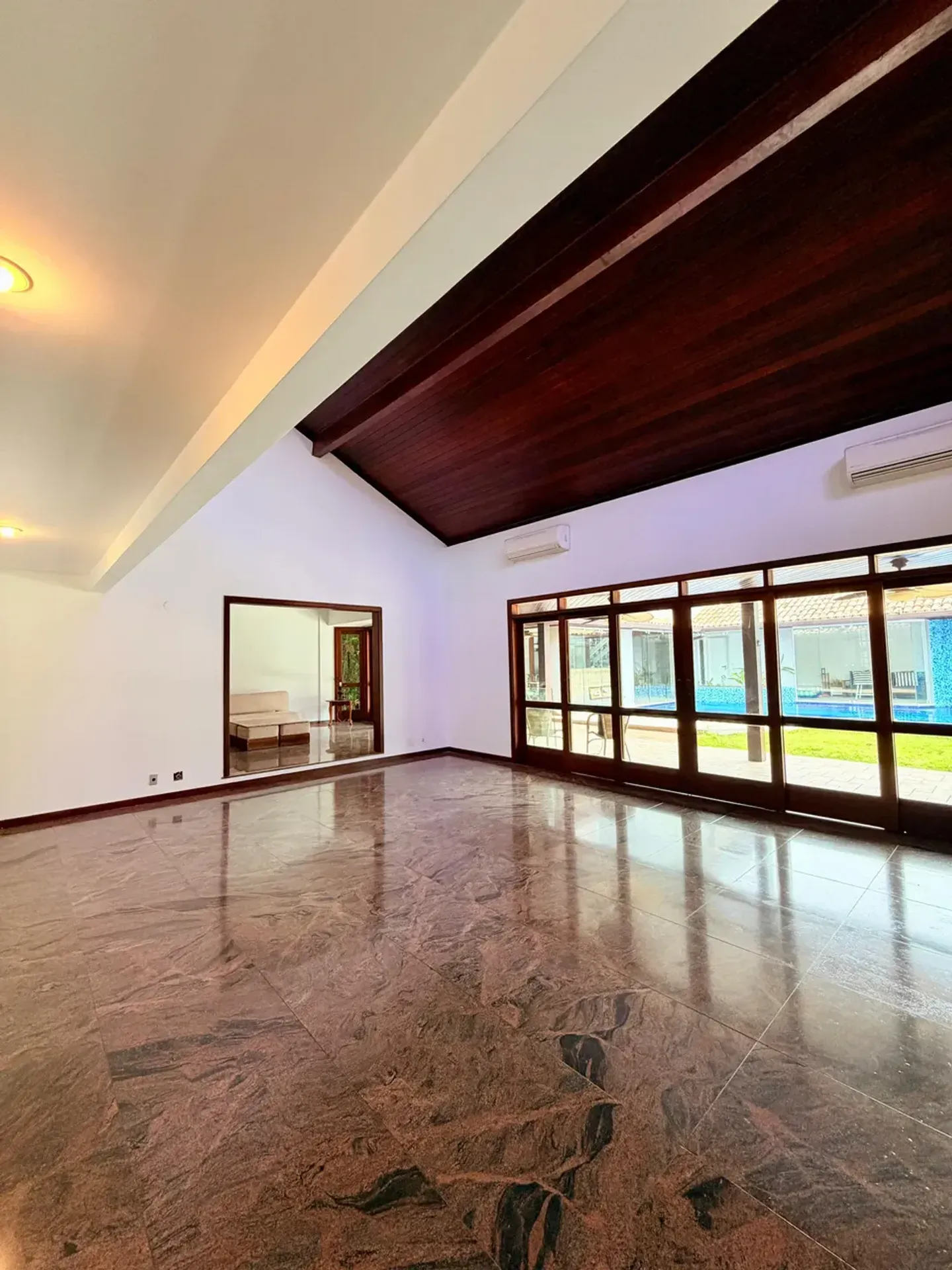 Casa com 5 quartos e 5 banheiros e varanda envidraçada — photo 31