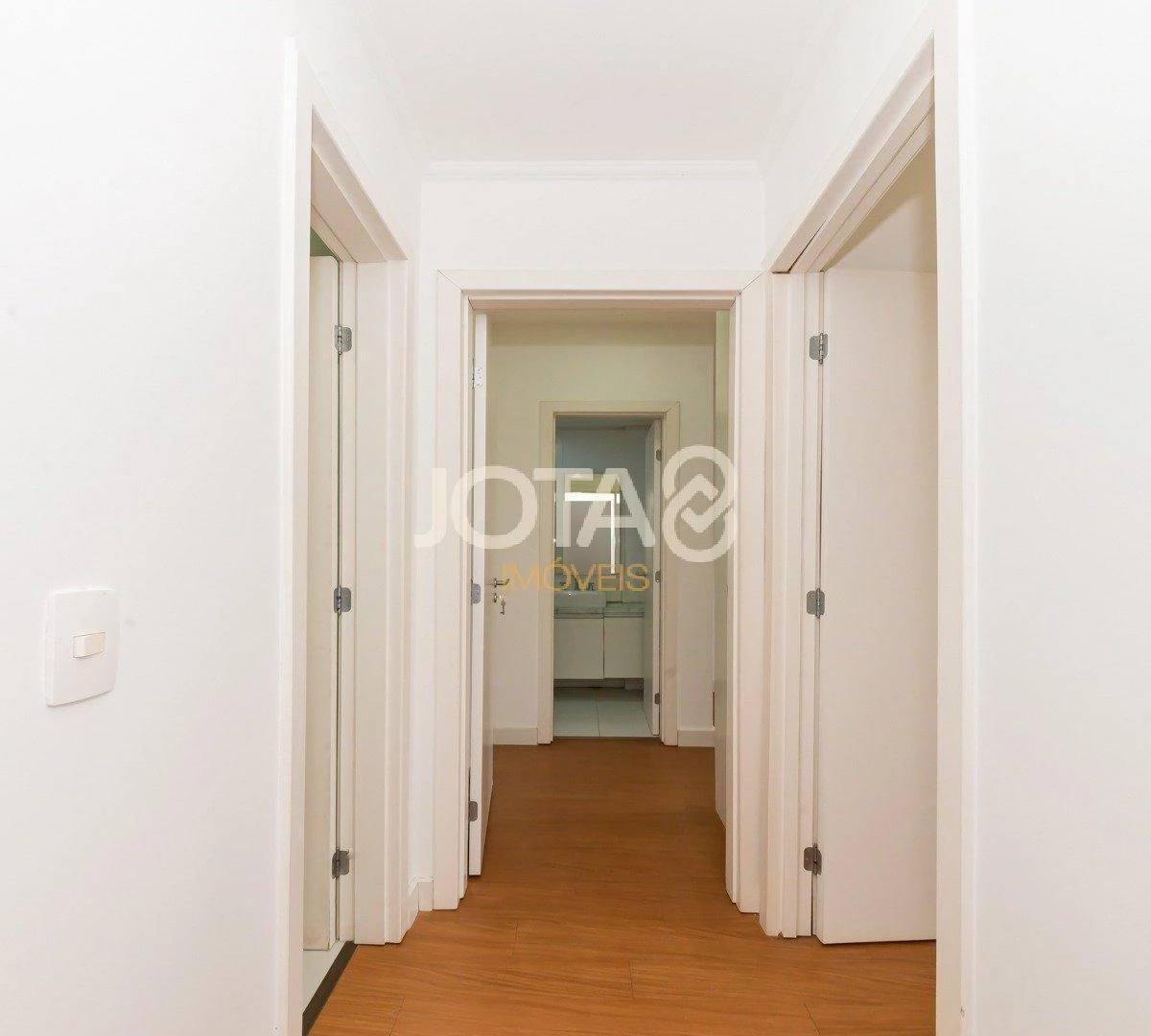 2-bedroom apartment in a building with a gym — photo 3
