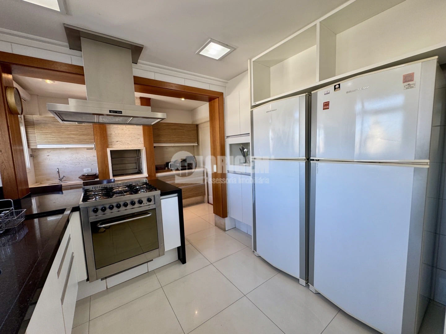 2-bedroom apartment with a bathtub in Curitiba — photo 21