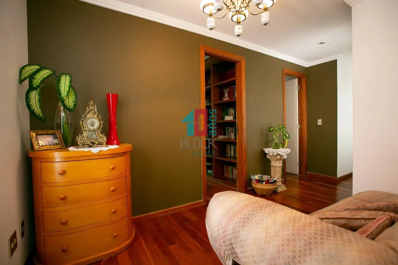 Glass-enclosed balcony in a 4-bedroom apartment, 226 m² — photo 14