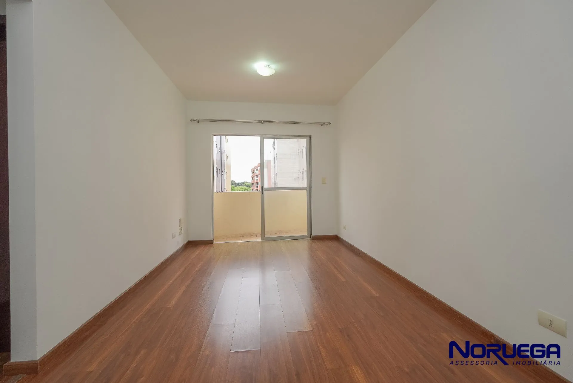 Wood or laminate floors in a 2-bedroom apartment, 103 m²