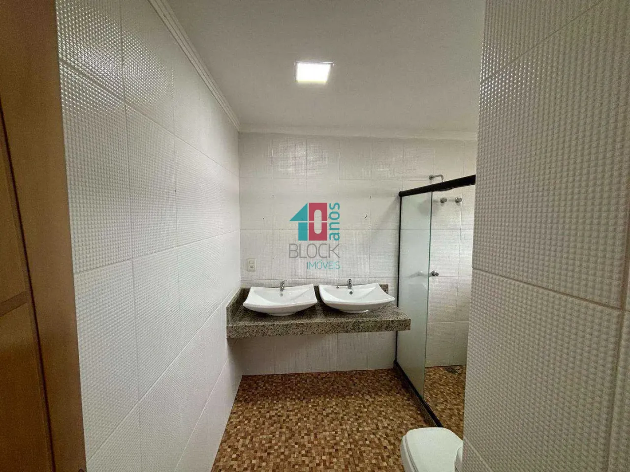 Casa com 3 dormitórios e 5 banheiros, 2 vagas — photo 9