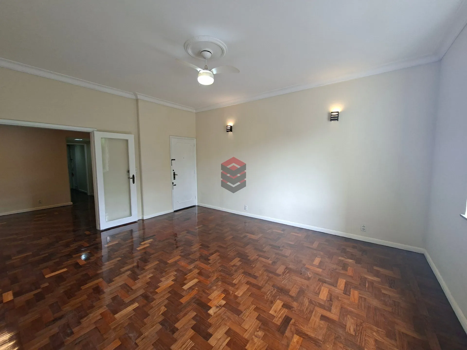 Apartment, 159 m², with wood or laminate floors — photo 13