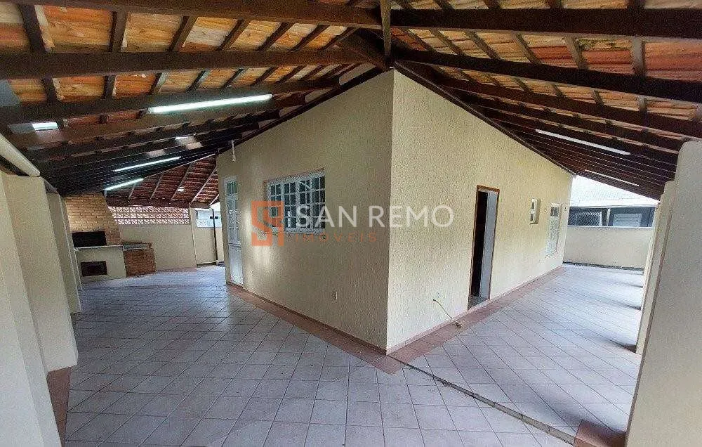 200 m² house with a fireplace and a grill on the balcony — photo 22
