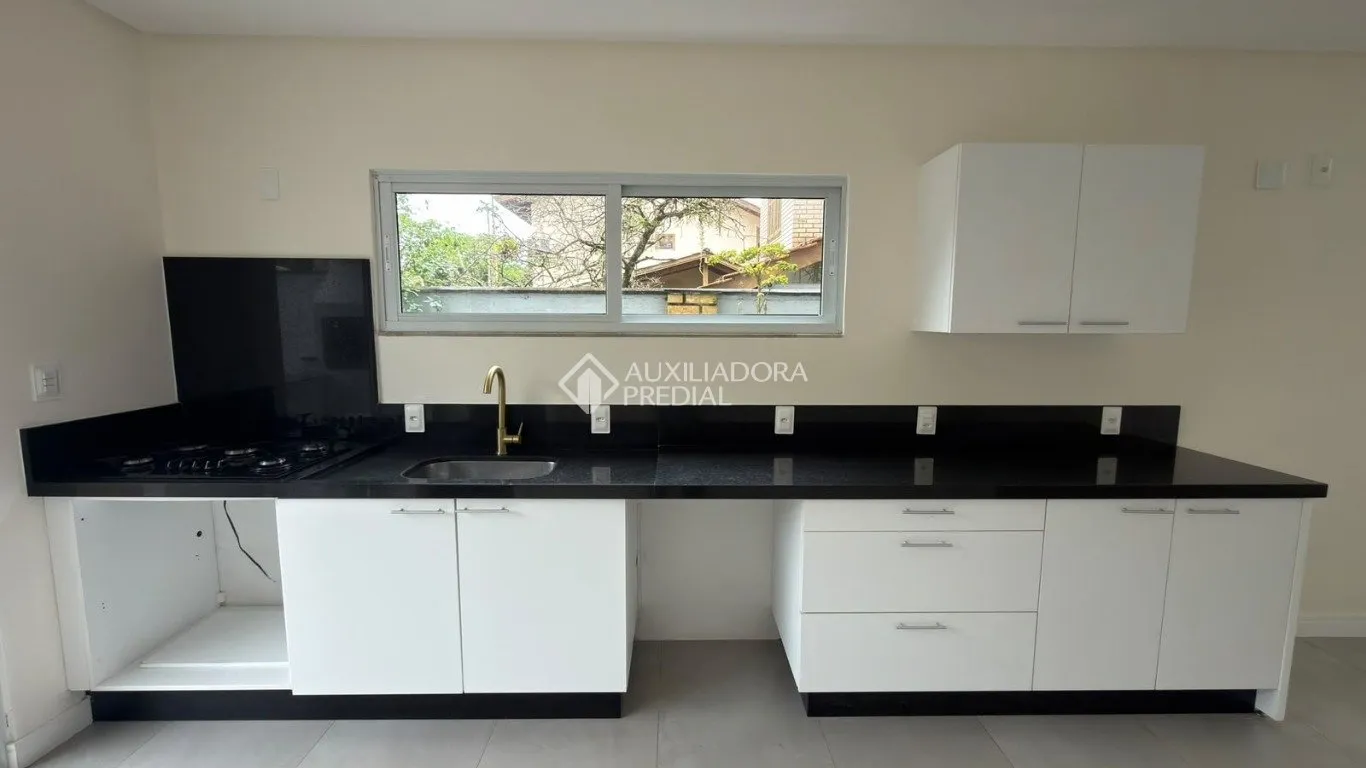 Balcony with a grill in a 4-bedroom house, 120 m² — photo 19