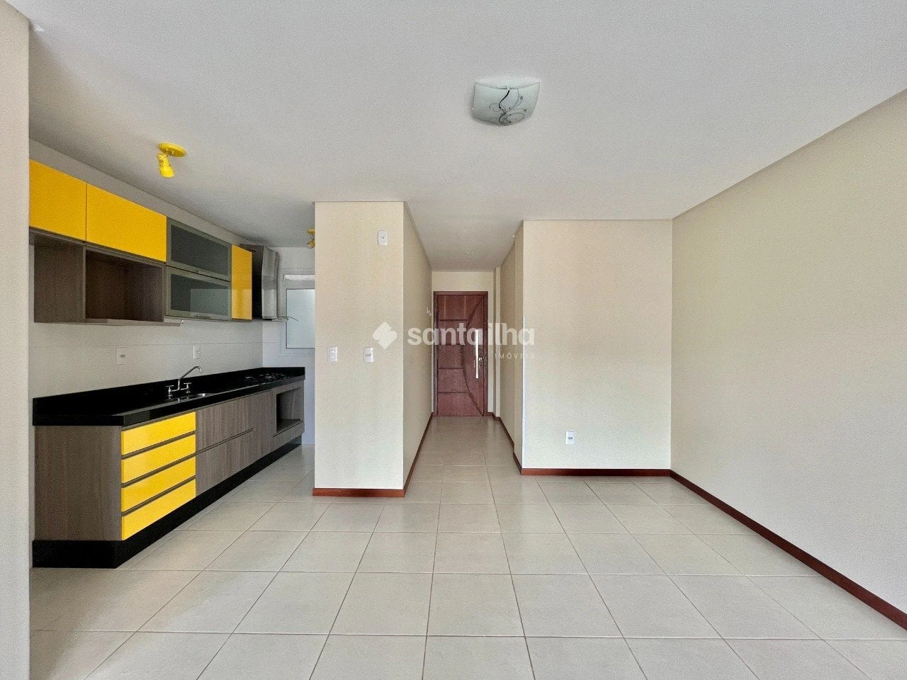 Balcony with a grill in a 2-bedroom apartment, 73 m² — photo 4
