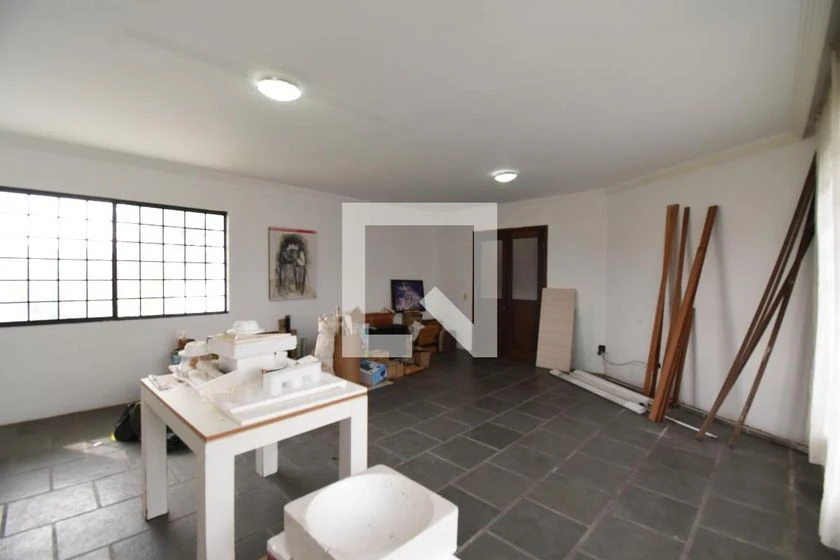 House with 4 bedrooms, 4 baths, and 5 parking spaces — photo 8
