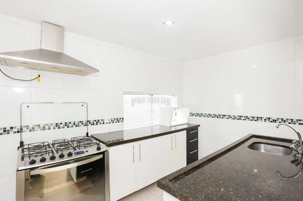 4-bedroom house with a walk-in closet in Curitiba — photo 2