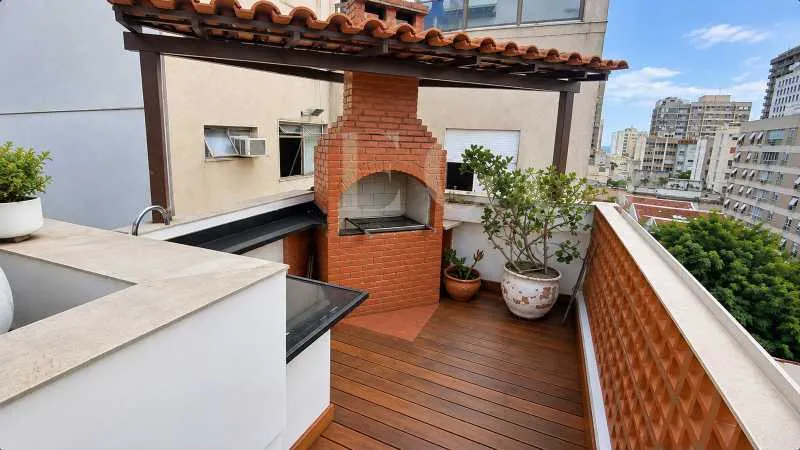 Balcony with a grill in a 3-bedroom apartment, 310 m² — photo 27