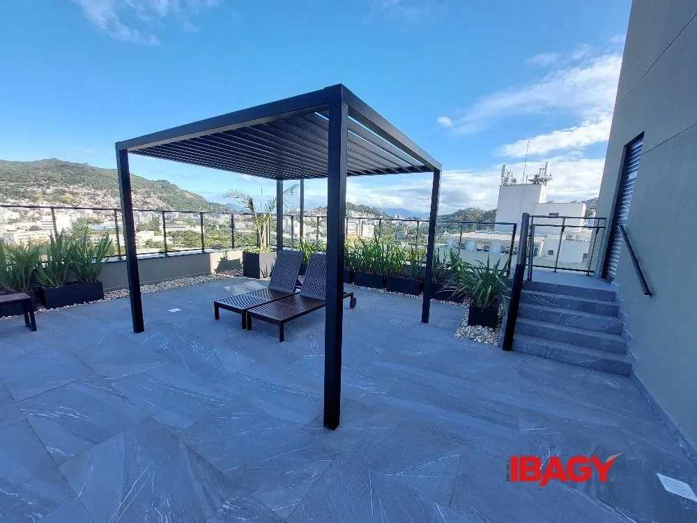 Furnished studio with a glass-enclosed balcony — photo 26