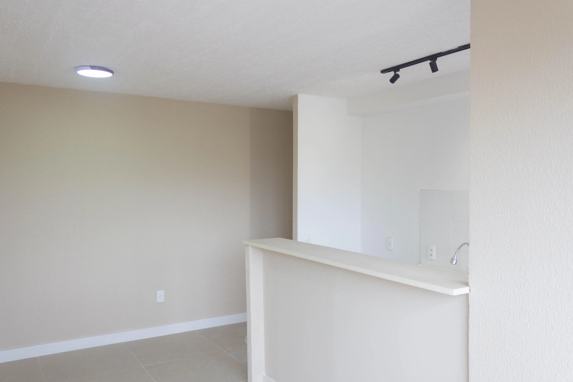 2-bedroom apartment in a building with a gym — photo 8