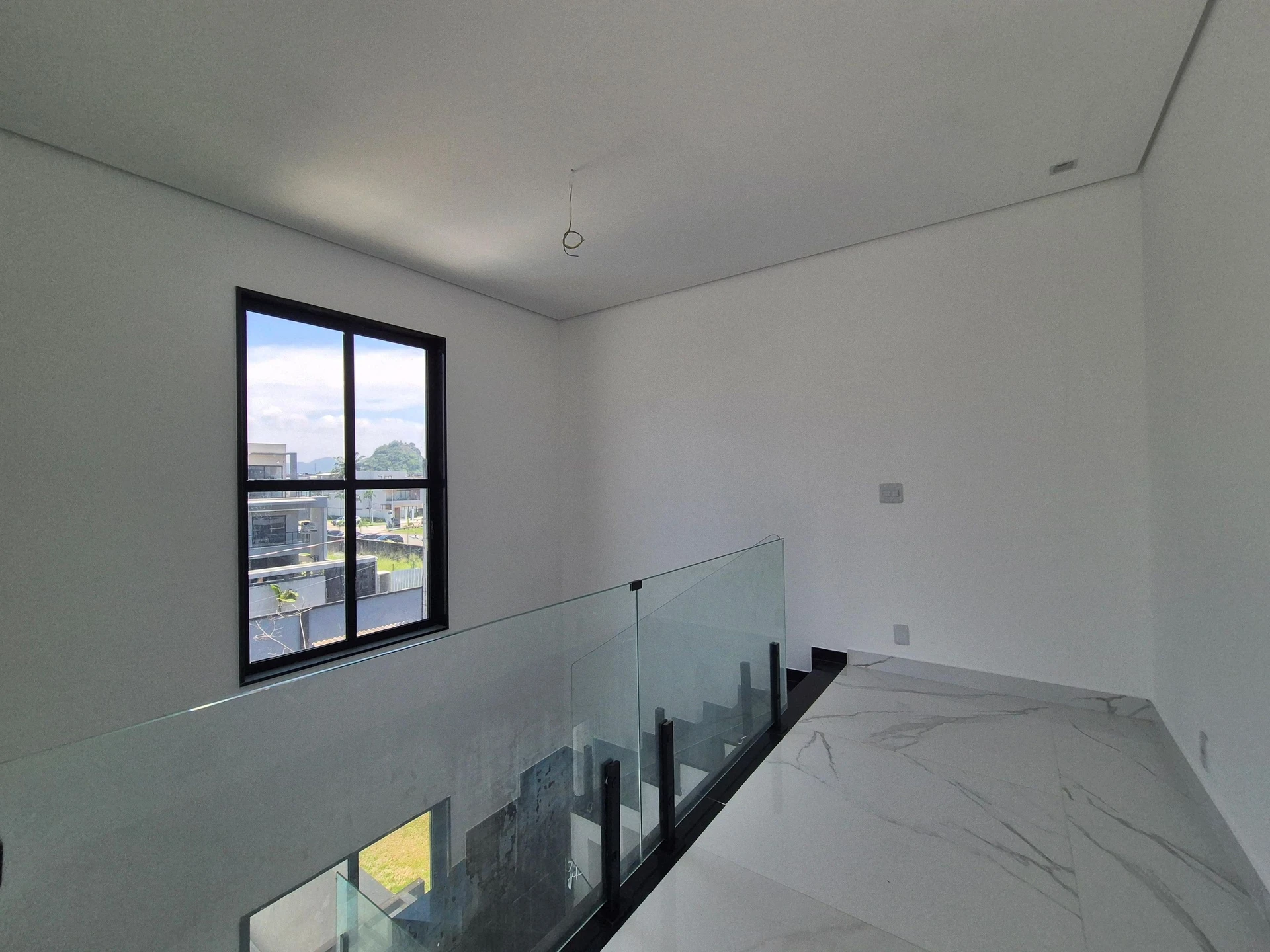 Ventanales de piso a techo y 5 dormitorios: casa de 403 m² — photo 21