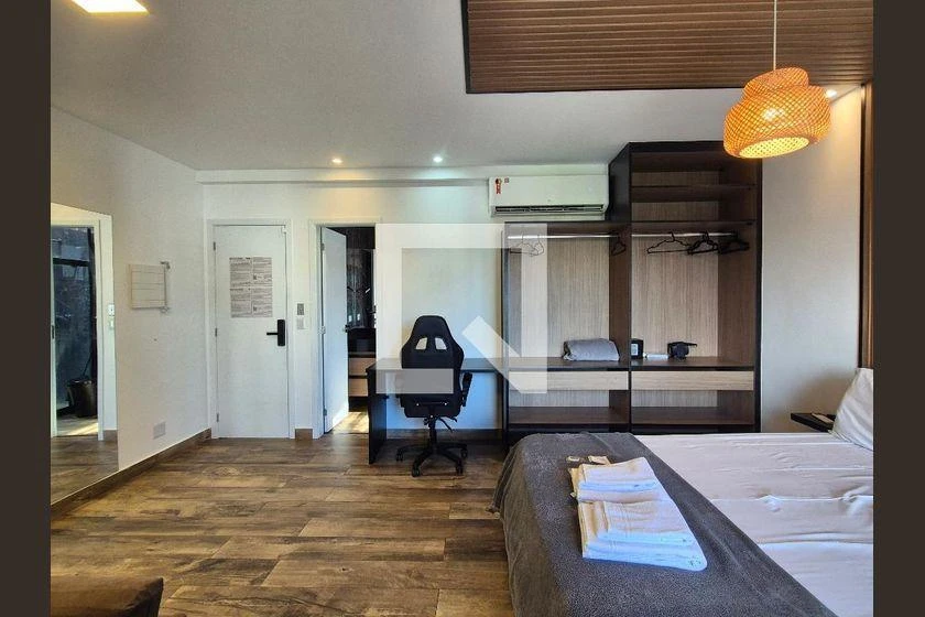 Kitnet amueblada de 48 m² con 1 dormitorio y balcón
