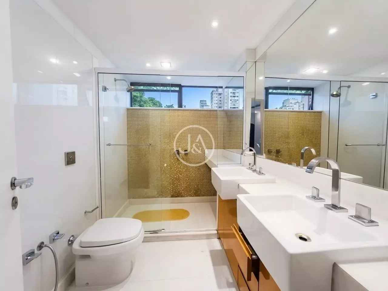 For rent 3-bedroom apartment with 251 m² and a balcony — photo 11