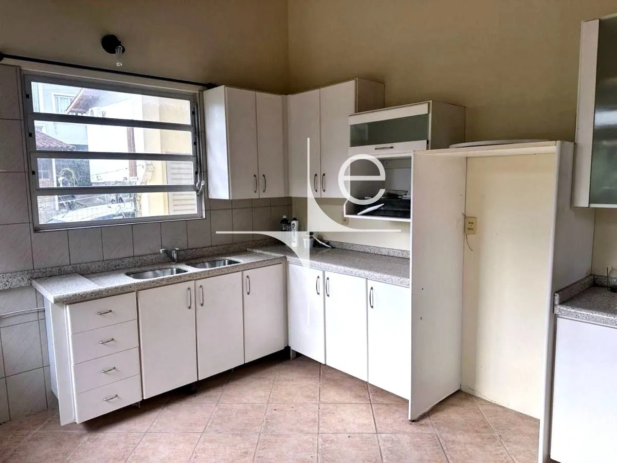 House with 3 bedrooms and 5 bathrooms, 481 m² — photo 2