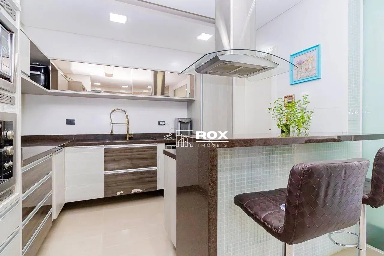 Furnished house with 4 en-suite bedrooms and 266 m² — photo 9