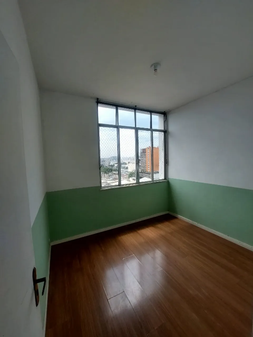 Apartamento de 2 quartos com piso de madeira ou laminado — photo 10