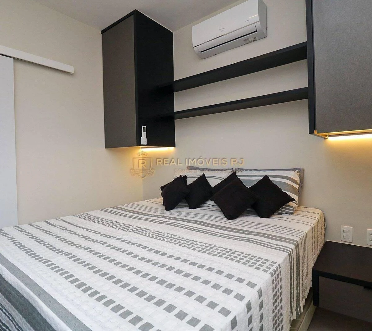 Furnished 1-bedroom apartment with city views — photo 18