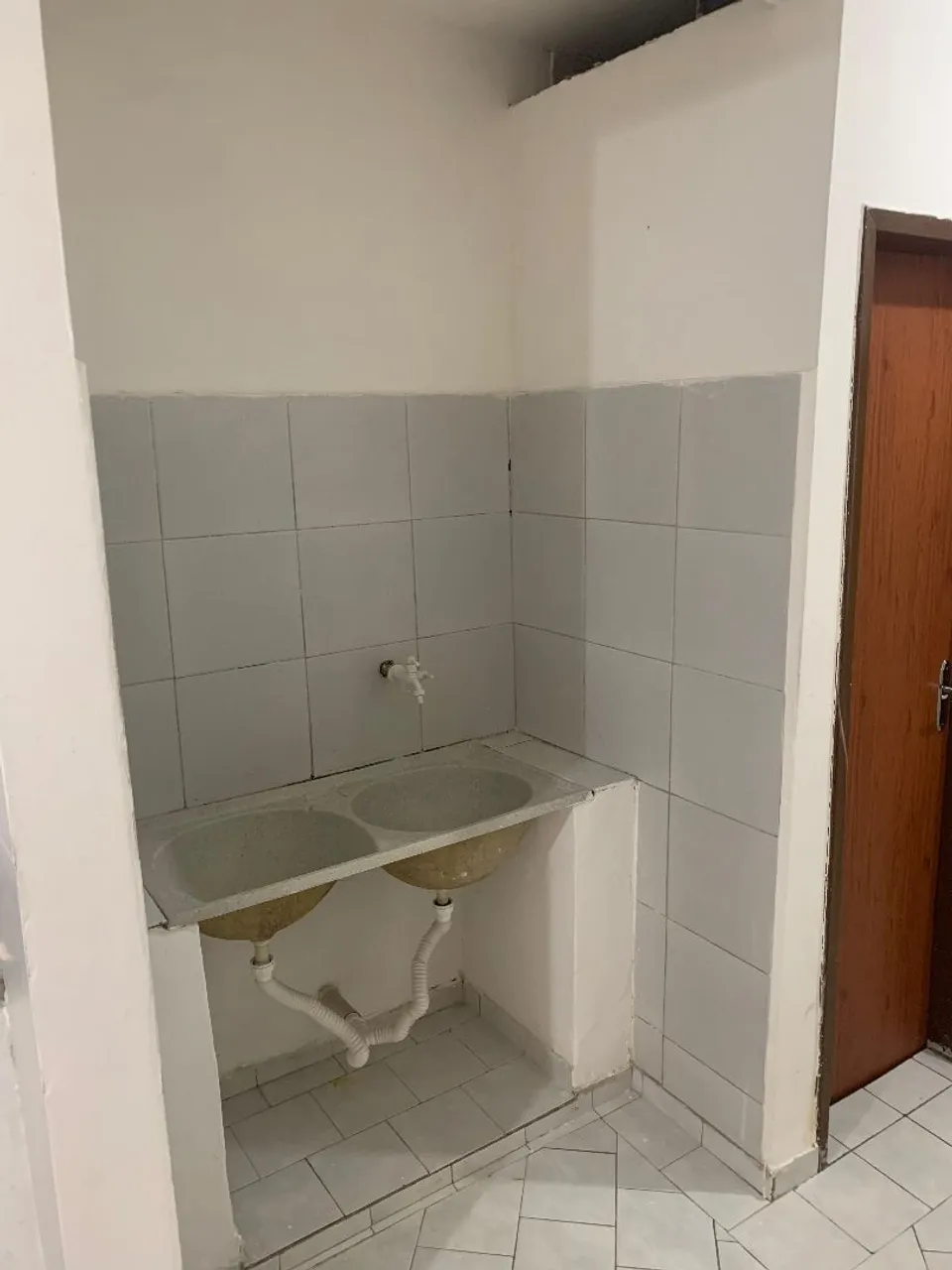 Parte de cima de casa sem mobília com 2 quartos