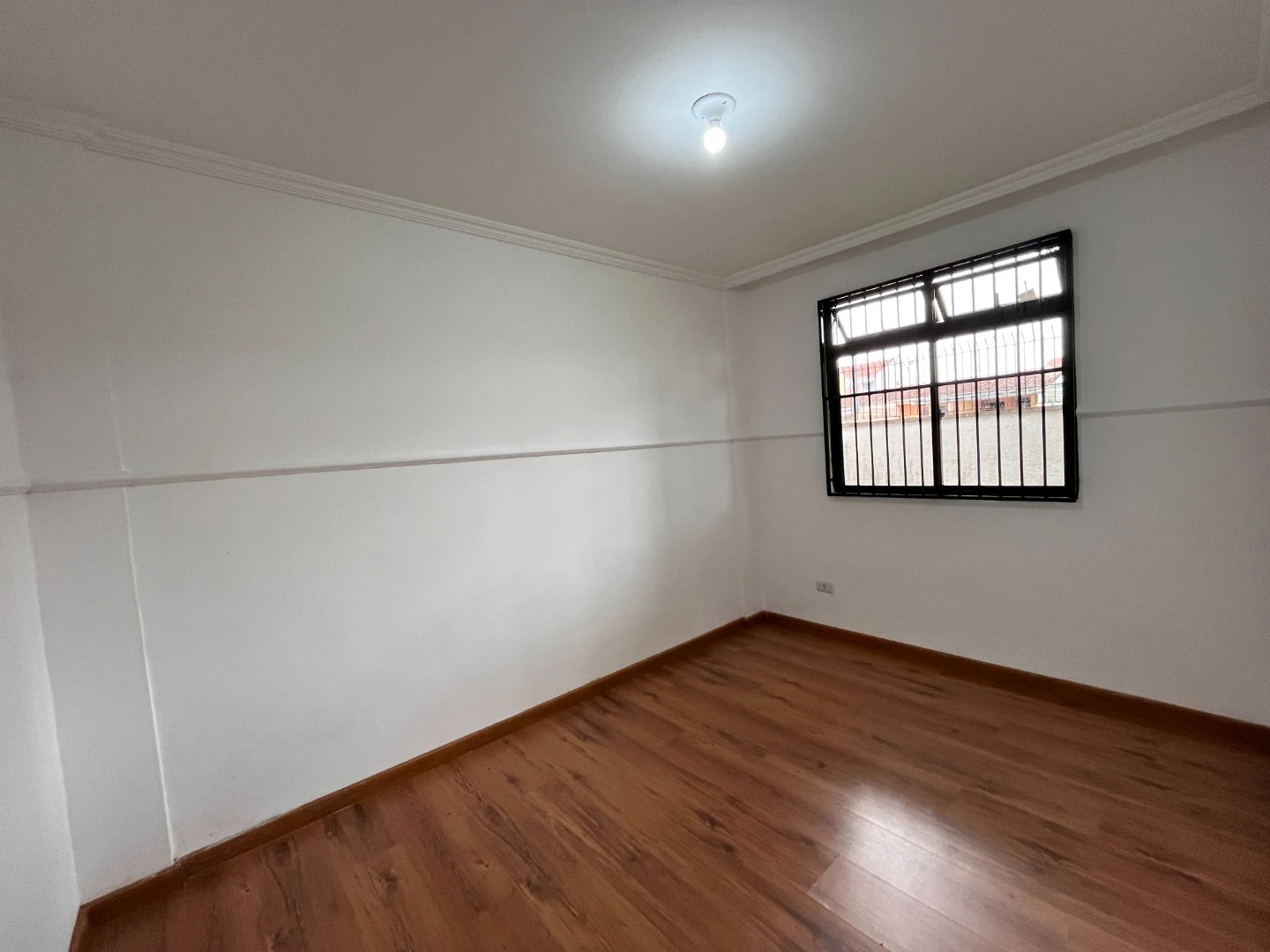3-bedroom apartment with wood or laminate floors in Curitiba — photo 12
