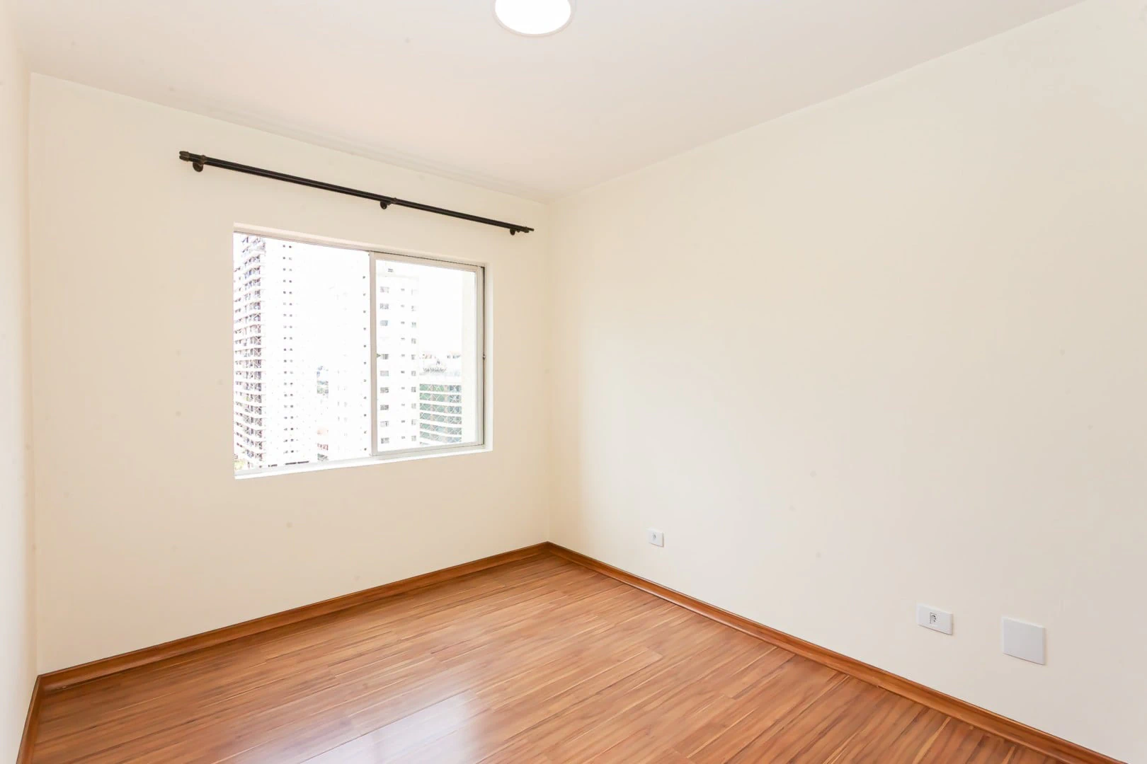 Дерев'яна підлога або ламінат та 1 спальня: квартира 44 м² — photo 22
