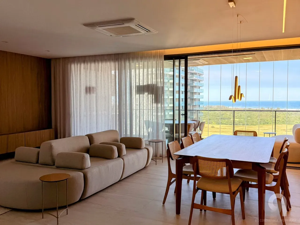 4-bedroom apartment with 5 bathrooms and open-plan kitchen