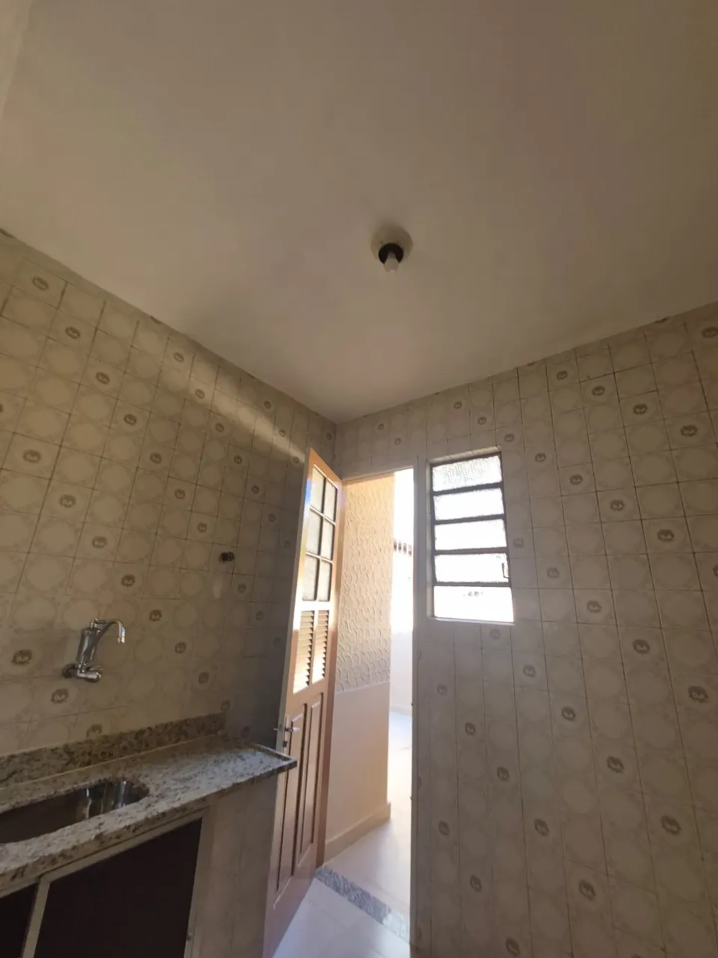 Apartamento sem mobília com cozinha planejada e tanque — photo 39