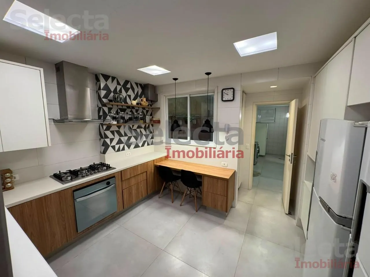 Furnished apartment with 4 bedrooms and a work desk — photo 21