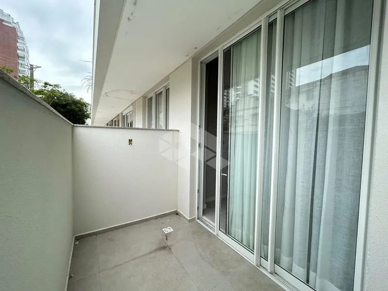 One-bedroom apartment with a glass-enclosed balcony — photo 5