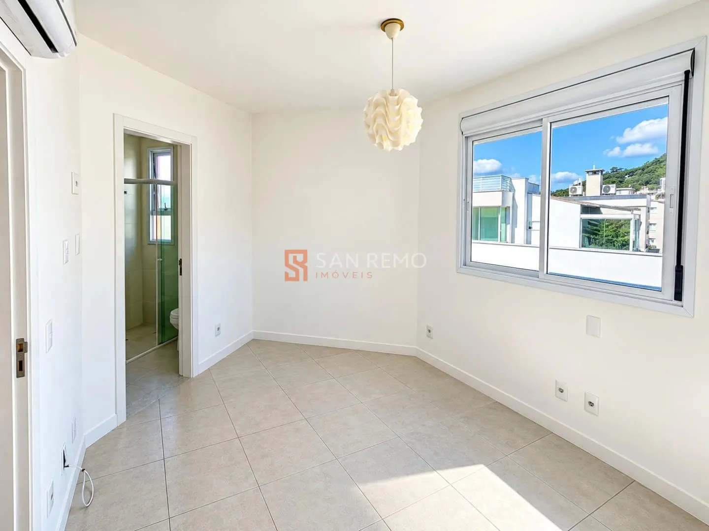 2-bedroom apartment in a building with a gym — photo 4