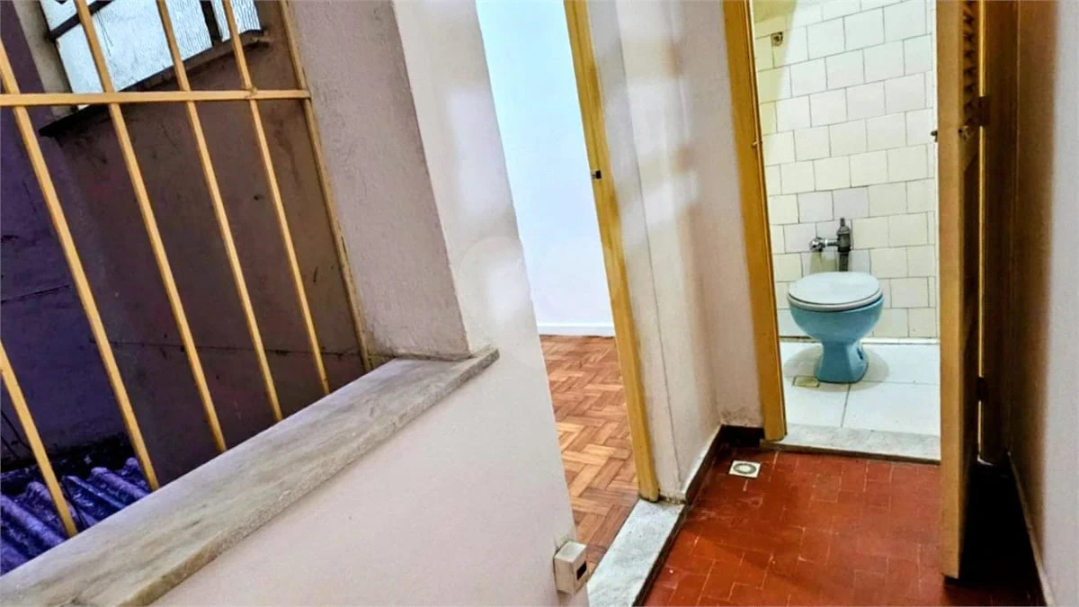 Wood or laminate floors in a 2-bedroom apartment, 58 m² — photo 17
