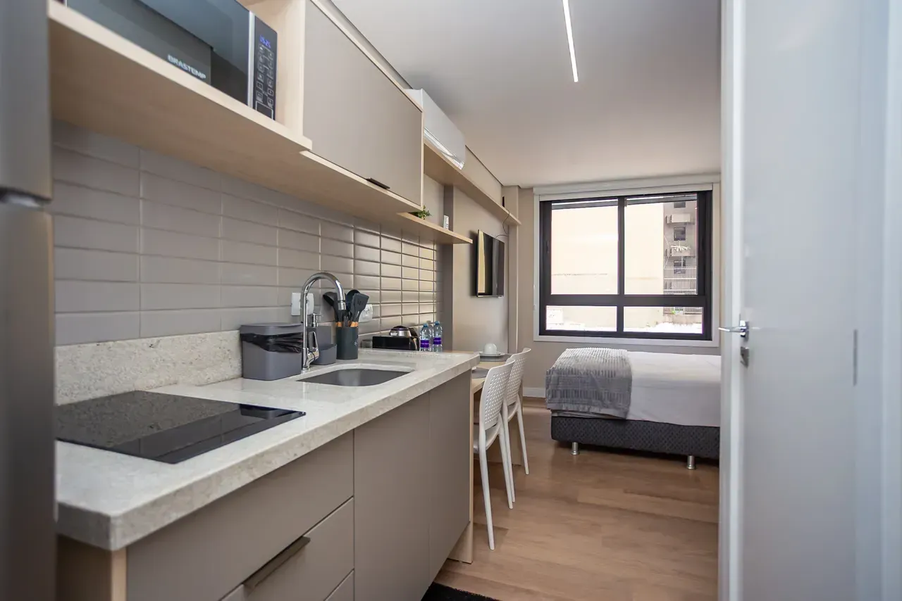Furnished 1-bedroom apartment with compact kitchenette — photo 2