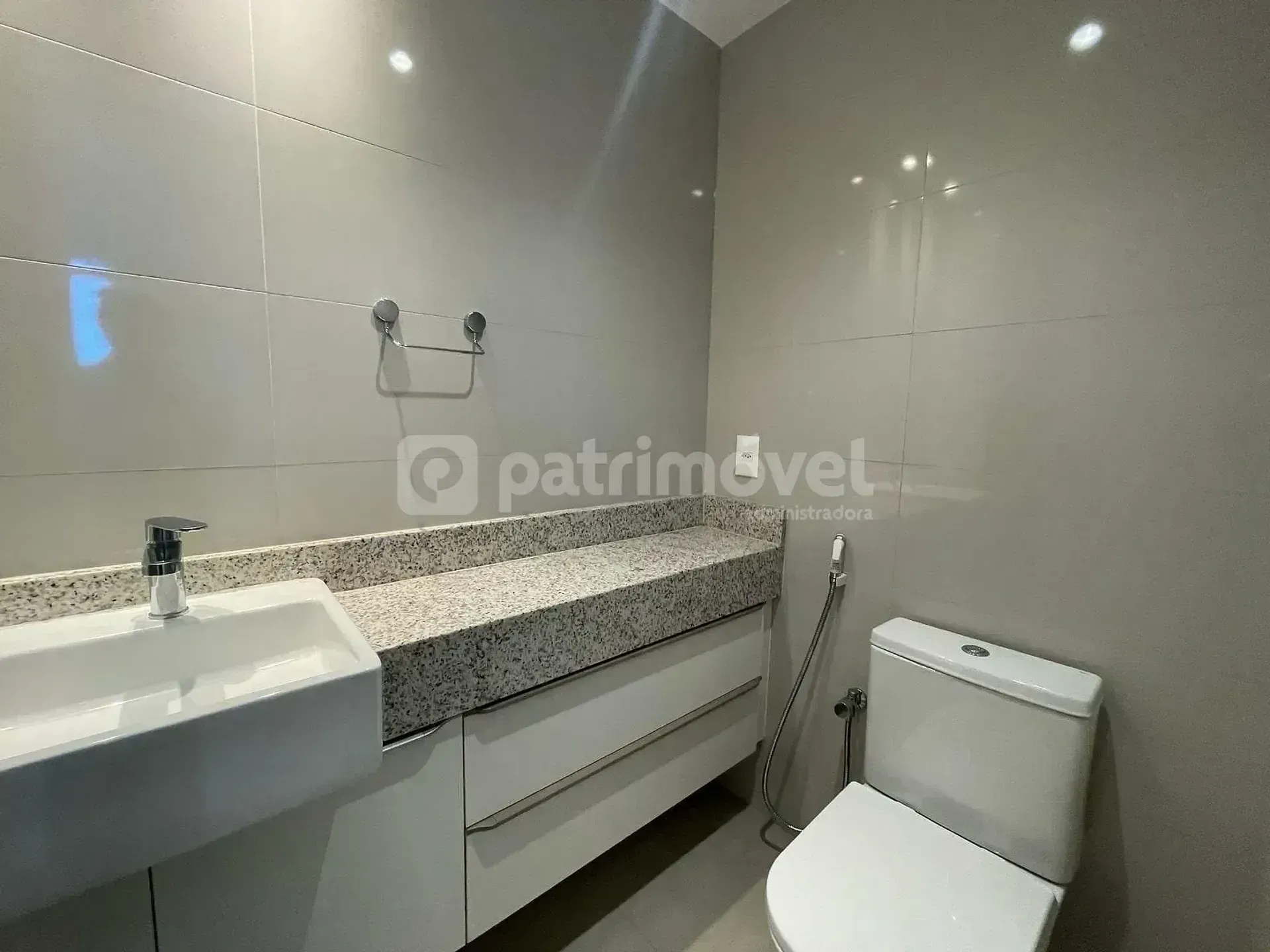 Невмебльована квартира з 3 кімнатами та 197 м² — photo 42