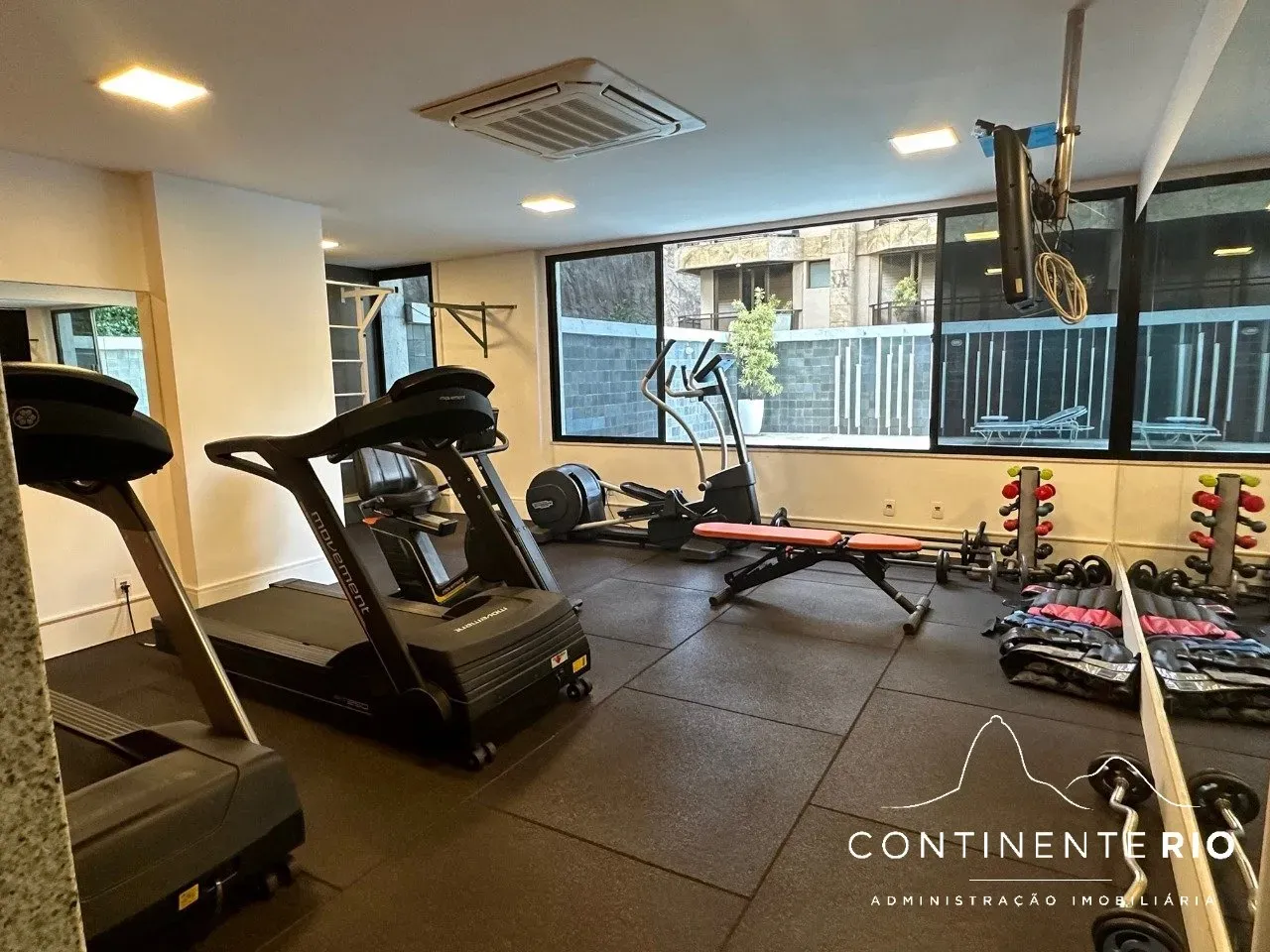 Apartamento con 4 dormitorios y balcón acristalado — photo 35