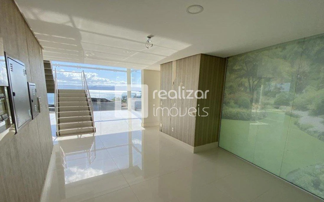 Bañera y 3 dormitorios: casa de 718 m² — photo 9