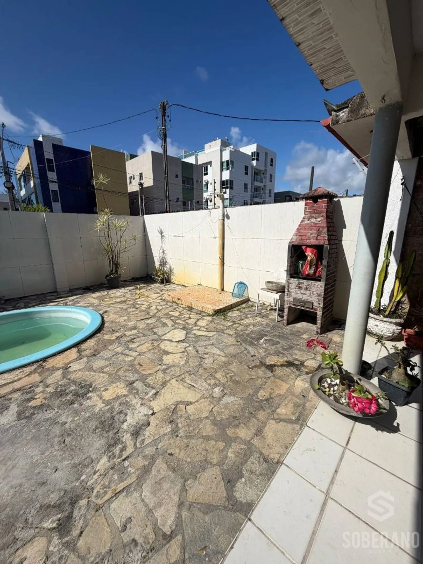 Balcony with a grill in a 6-bedroom house, 360 m² — photo 7