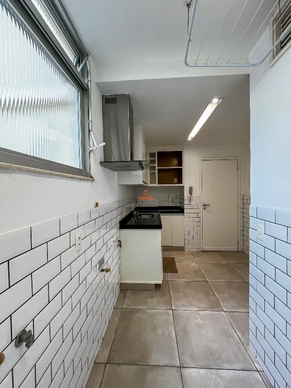 One-bedroom apartment with wood or laminate floors — photo 15
