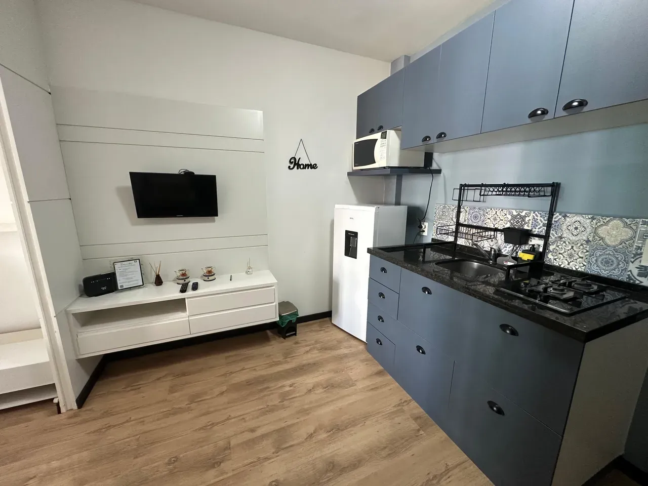 Apartamento mobiliado com 1 quarto e varanda