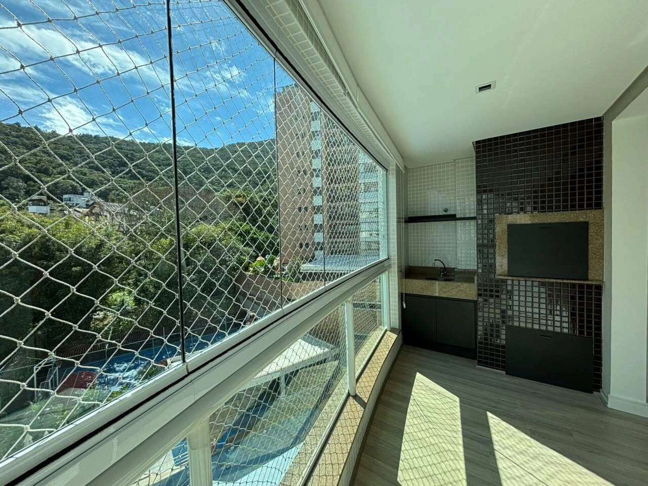 Glass-enclosed balcony in a 4-bedroom apartment, 127 m² — photo 7