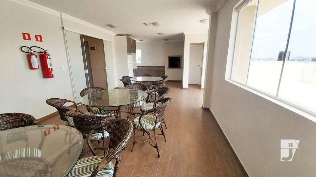 Apartamento mobiliado, 32 m², com janelas do piso ao teto