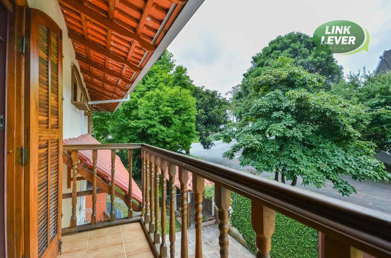 164 m² house with a fireplace and a grill on the balcony
