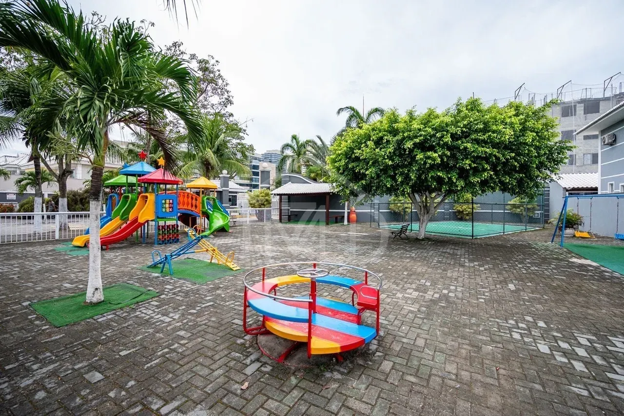 Furnished 6-bedroom house, 266 m² and 3 parking spots — photo 24