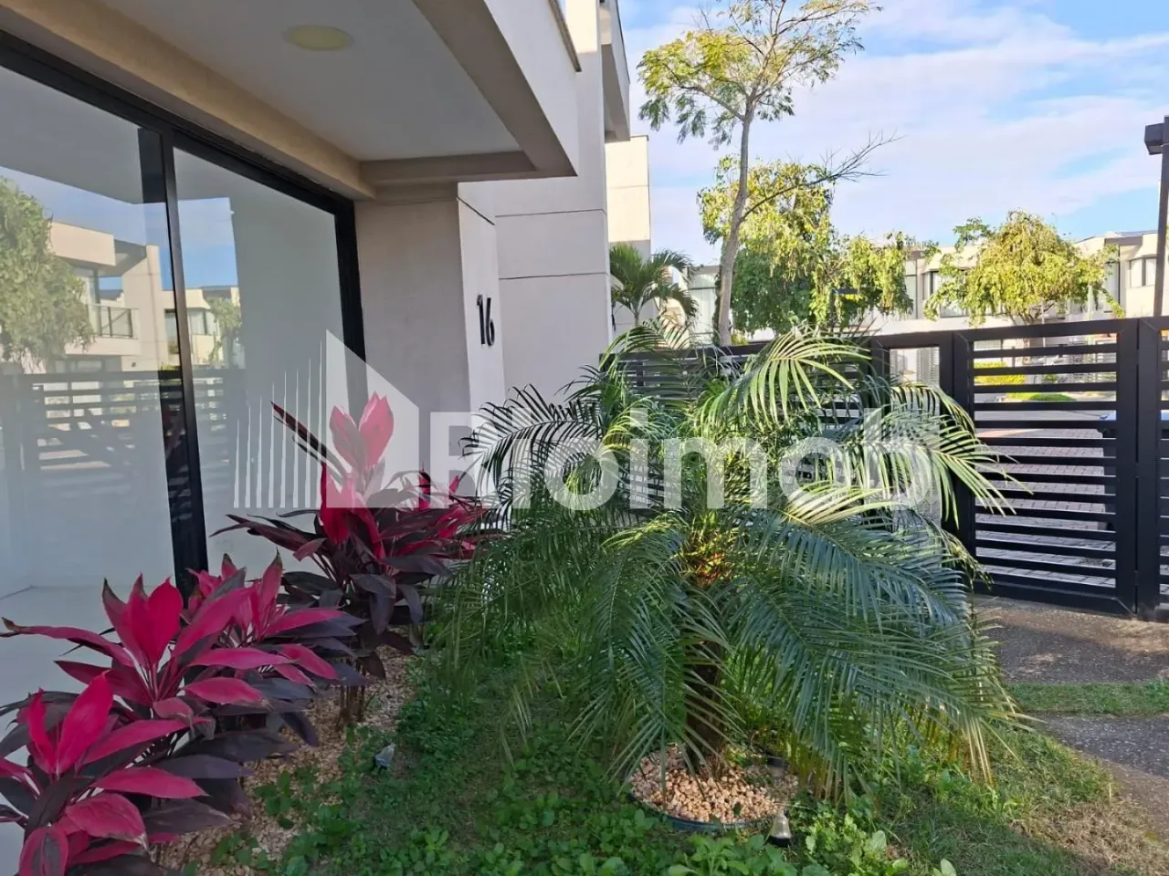 House with 4 bedrooms and 3 bathrooms, balcony grill — photo 3